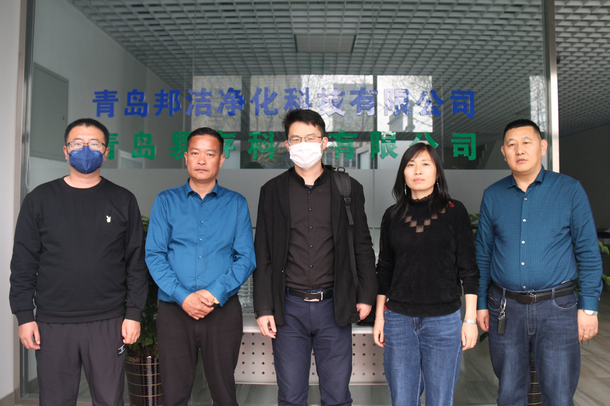 与旭辉 银盛泰的工作人员合影